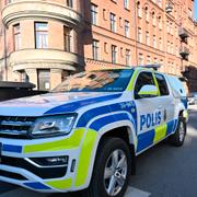 Polis på Storgatan på Östermalm efter skjutningen mot Israels ambassad.