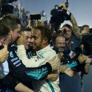 Lewis Hamilton firar med Mercedes-stallet.