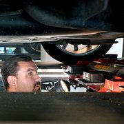 Bilbesiktning i Solna.