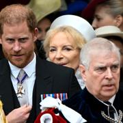 Prins Harry och prins Andrew under kröningsceremonin, 6 maj. 