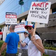 Sarah Silverman strejkar utanför Netflix kontor i Los Angeles den 14 augusti.