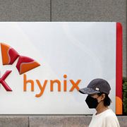 Kvinna går förbi SK Hynix kontor i sydkoreanska Seongnam.