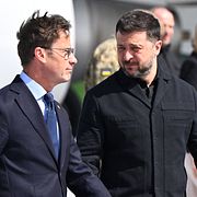 Ukrainas president Volodymyr Zelenskyj tas emot av Sveriges statsminister Ulf Kristersson på Upplands flygflottilj F16 i Uppsala