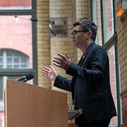 Andy Burnham talar på ett museum i Manchester.