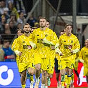Svenska spelare värmer upp. 