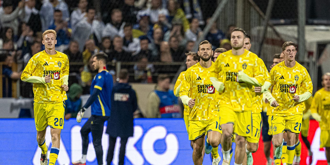 Svenska spelare värmer upp. 