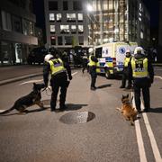  Polis med hundar vid Hyllie torget samtidigt som Eurovision Song Contest pågår i Malmö Arena i Malmö, Sverige, lördag 11 maj, 2024. Demonstrationen vänder sig mot Israels deltagande i den 68:e upplagan av Eurovision Song Contest.