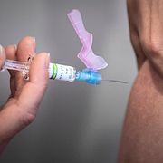 Genrebild. Kvinna vaccineras mot TBE.