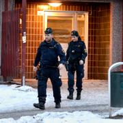 Arkivbild: Poliser lämnar en bostad där en kvinna misstänkts ha mördats i Sigtuna kommun i januari i år.