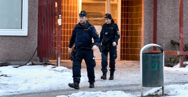 Arkivbild: Poliser lämnar en bostad där en kvinna misstänkts ha mördats i Sigtuna kommun i januari i år. Claudio Bresciani/TT / TT NYHETSBYRÅN