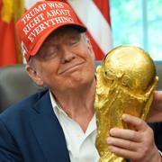 Donald Trump med Fifa-pokalen i samband med beskedet om att Kennedy Center ska stå värd för lottningen till fotbolls-VM 2026.