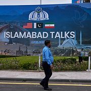 En polis i Islamabad inför samtalen.