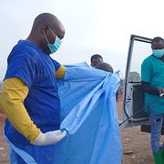 Sjukvårdsarbetare efter ett barns begravning i östra Kongo-Kinshasa.
