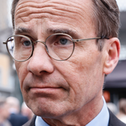 Polisen motar bort demonstranter utanför riksdagen den 10 april 2025. Ulf Kristersson i Uppsala den 13 maj 2025. 