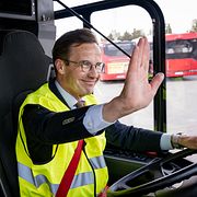 Statsminister Ulf Kristersson (M) när han besökte Charlottendal bussdepå i Gustavsberg tidigare i år.