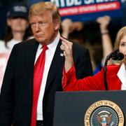 Trump och Hyde-Smith under ett kampanjmöte på måndagen.