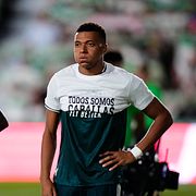 Vinicius Junior och Kylian Mbappé med tröjorna.