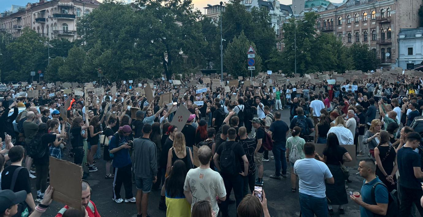 Tusentals demonstrerar i Kyiv mot antikorruptionslag
