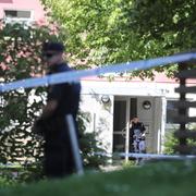 Polisinsatsen vid lägenheterna där kvinnan och barnen hittades döda.