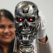 En robotskalle från filmen Terminator 2:3D: Battle Across Time som visas upp vid en auktion nu i december.