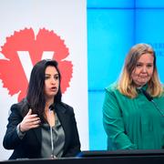 Nooshi Dadgostar och V:s ekonomiskpolitiska talesperson Ida Gabrielsson på tisdagens pressträff.