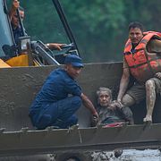 Räddningsarbetare för en person i säkerhet efter översvämningarna längs floden Trishuli i Nepal.
