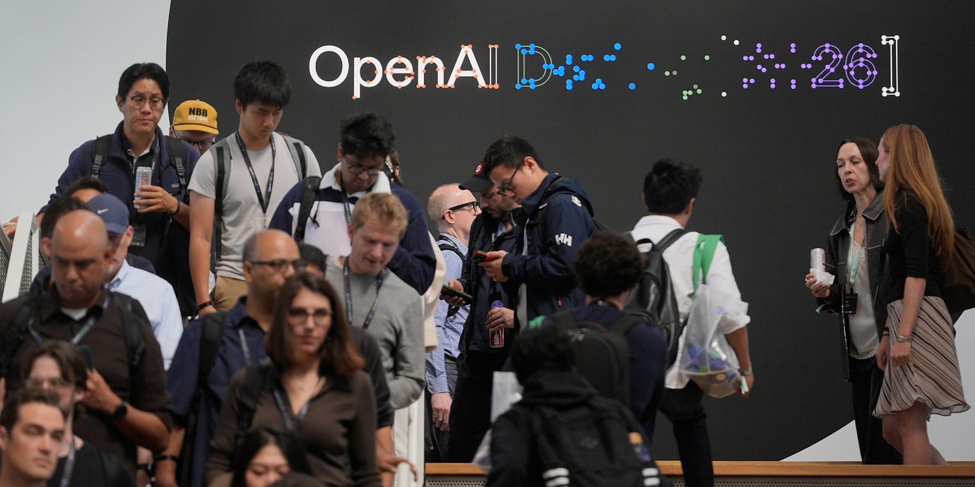 Besökare samlas på Open AI:s utvecklarkonferens i San Francisco, 29 september.