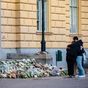 Blommor, ljus och hälsningar utanför Malmö Latinskola den 23 mars. 