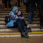 Människor i Kyiv tar skydd från en rysk luftattack under tisdagen.