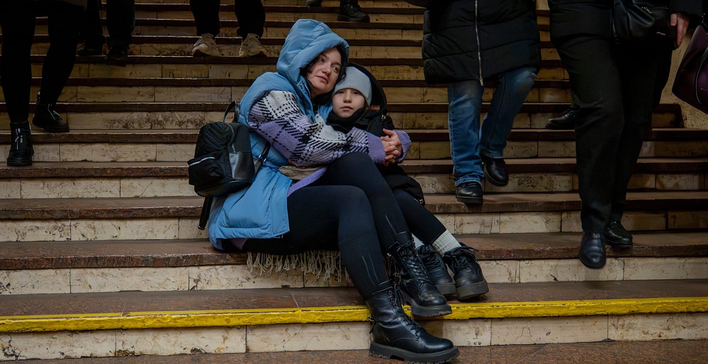 Människor i Kyiv tar skydd från en rysk luftattack under tisdagen.