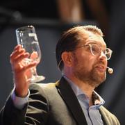 Sverigedemokraternas partiledare Jimmie Åkesson (SD) tar emot en present efter sitt hösttal på Ungsvenskarnas tioårsjubileum som arrangerades på Siggesta Gård på Värmdö tidigare i oktober. 