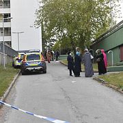 Polisen arbetar på platsen.