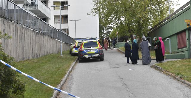 Person gripen efter dödsskjutningen i Husby