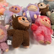 Mängder av falska Labubudockor som beslagtagits av tullen. 