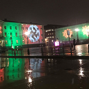 Som en del av en julshow vid Gustav Adolfs torg i Göteborg kan besökare ta bilder i ett fotobås som projiceras på fasaden på rådhuset på torget.
