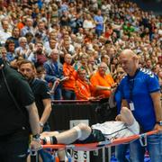 Joacim Ernstsson bärs ut på bår under handbollsfinalen mellan Alingsås och Lugi den 24 maj i år.