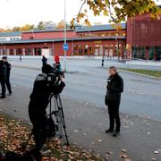 Arkivbild: Journalister utanför skolan Kronan i Trollhättan dagen efter attacken.