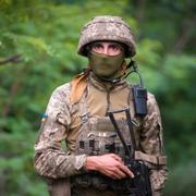 En ukrainsk soldat i en skog i Donetsk, 2022.