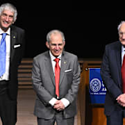 Nobelpristagarna i fysik John M. Martinis, Michel H. Devoret och John Clarke.