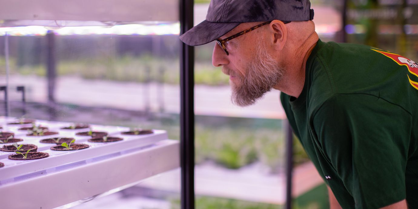 Jörgen Brennicke beundrar kryddlandet i den innovativa Coop-butiken i Hagastaden i Stockholm. 