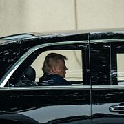 Donald Trump lämnar Walter Reed Military Medical Center, där han genomgick en hälsoundersökning i förra veckan.