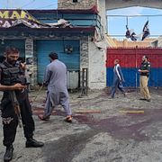 Polisen på plats efter attacken i staden Kabal i norra Pakistan.