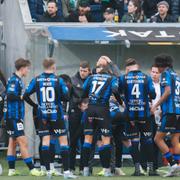 Matchen mellan Sirius och Hammarby avbryts på grund av inkastade föremål på planen under lördagens fotbollsmatch i allsvenskan mellan IK Sirius FK och Hammarby IF på Studenternas IP.