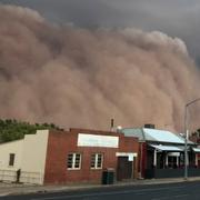 En gigantisk sandstorm drar in över Dubbos i australiska delstaten New South Wales.