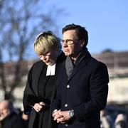 Statsminister Ulf Kristersson (M) med sin fru Birgitta Ed besöker minnesplatsen där sörjande placerat ljus och blommor utanför Risbergska skolan dagen efter skolskjutningen där minst 11 personer miste sina liv. 