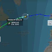 Skärmdump från 09-tiden på lördagen som visar planets färd över Atlanten.