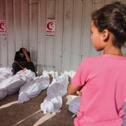 Palestinier sörjer sina anhöriga som dödats i en israelisk attack mot Jabalia på tisdagen. OBS bilden är inte från samma anfall som i texten.