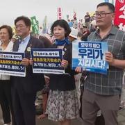 Människor i Sydkorea som protesterar mot utsläppet från Fukushima.