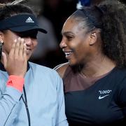 Naomi Osaka och Serena Williams efter finalen