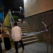 Polis undersöker platsen där en person har skottskadats i huvudet i Tensta, nordvästra Stockholm.
